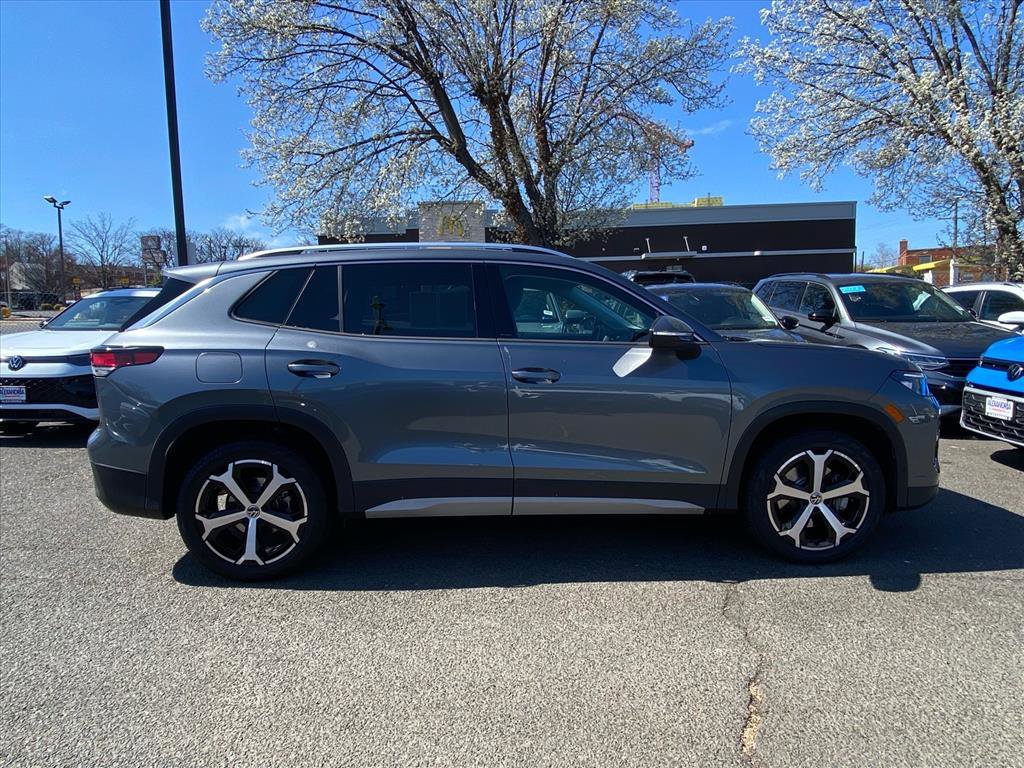 Used 2025 Volkswagen Tiguan SE image 2