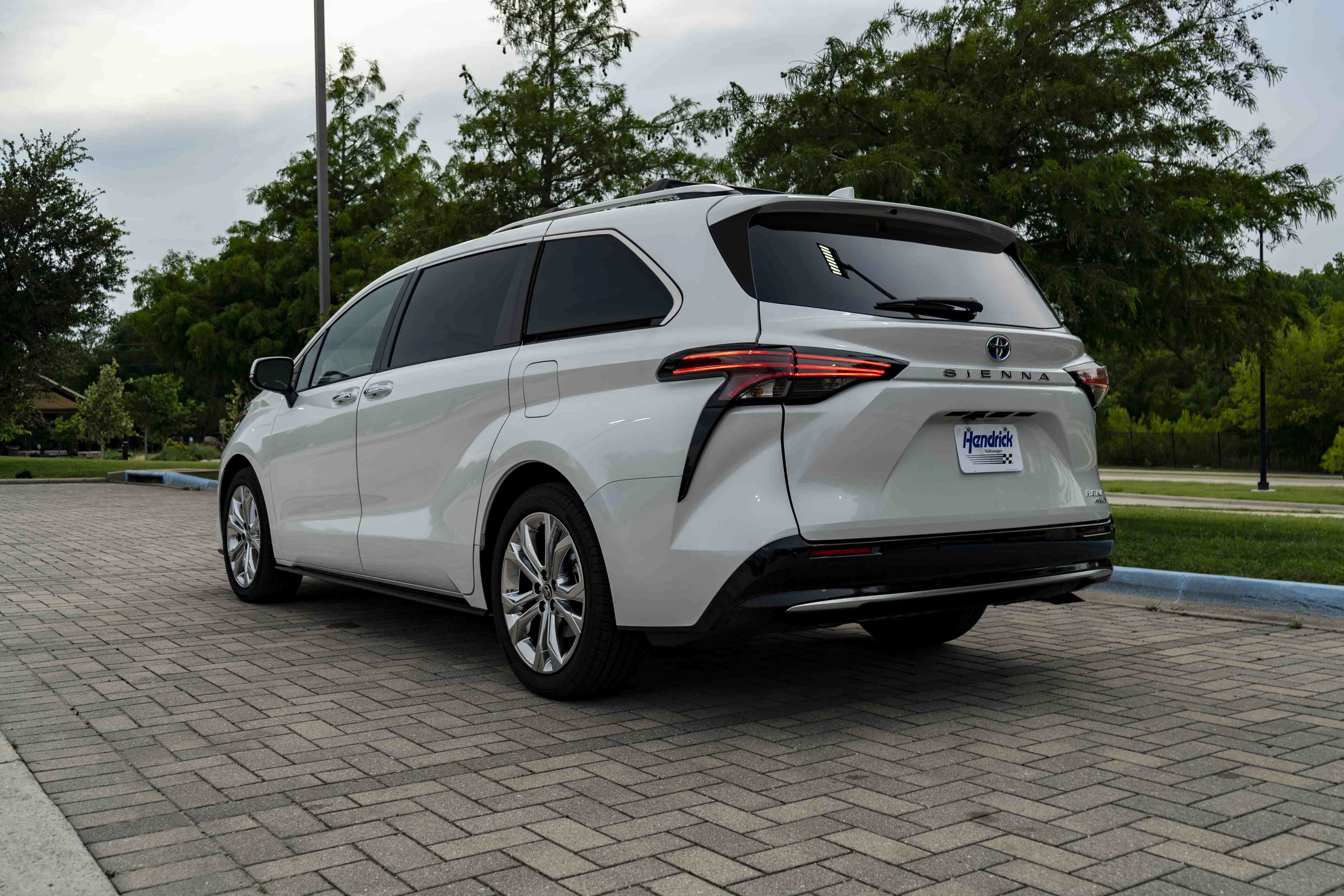 Used 2024 Toyota Sienna Platinum FWD image 7