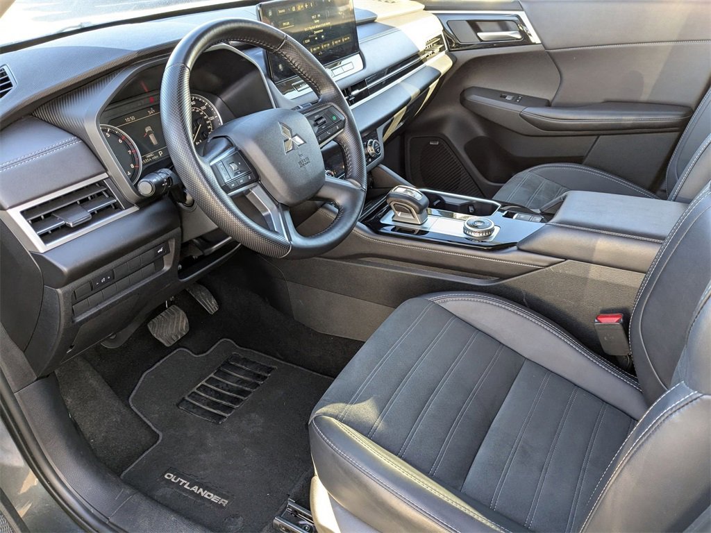 Used 2025 Mitsubishi Outlander SE image 18