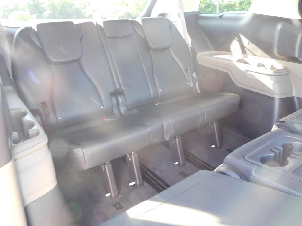 Used 2025 Kia Carnival EX FWD image 32