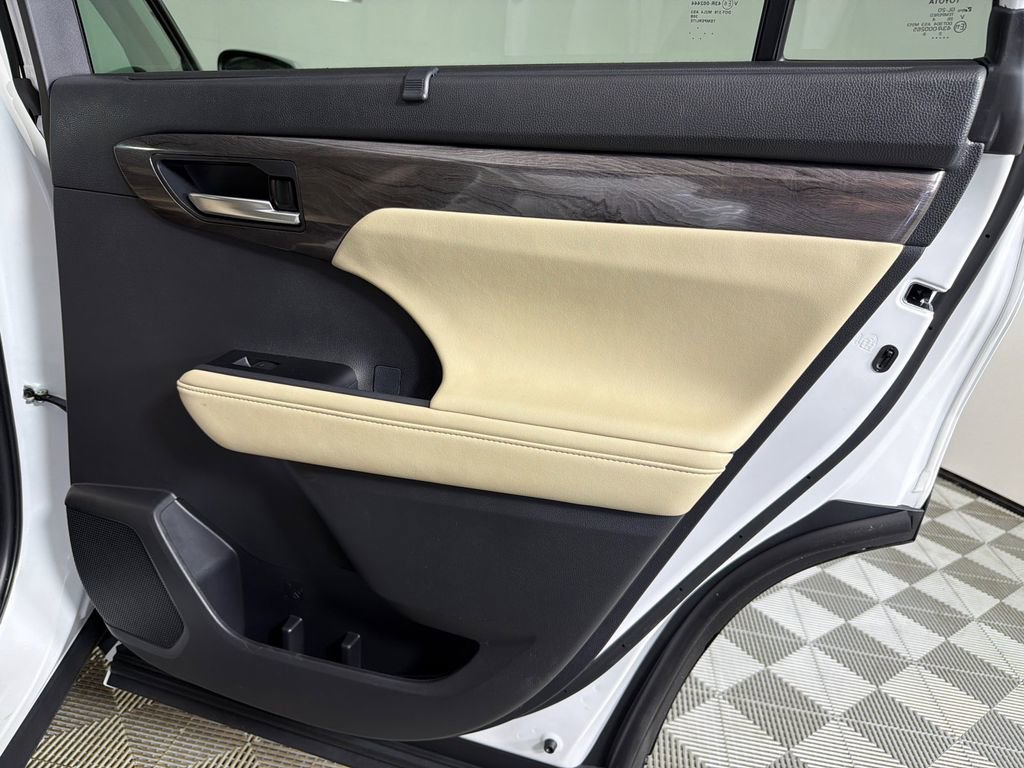 Used 2025 Toyota Highlander Limited image 17
