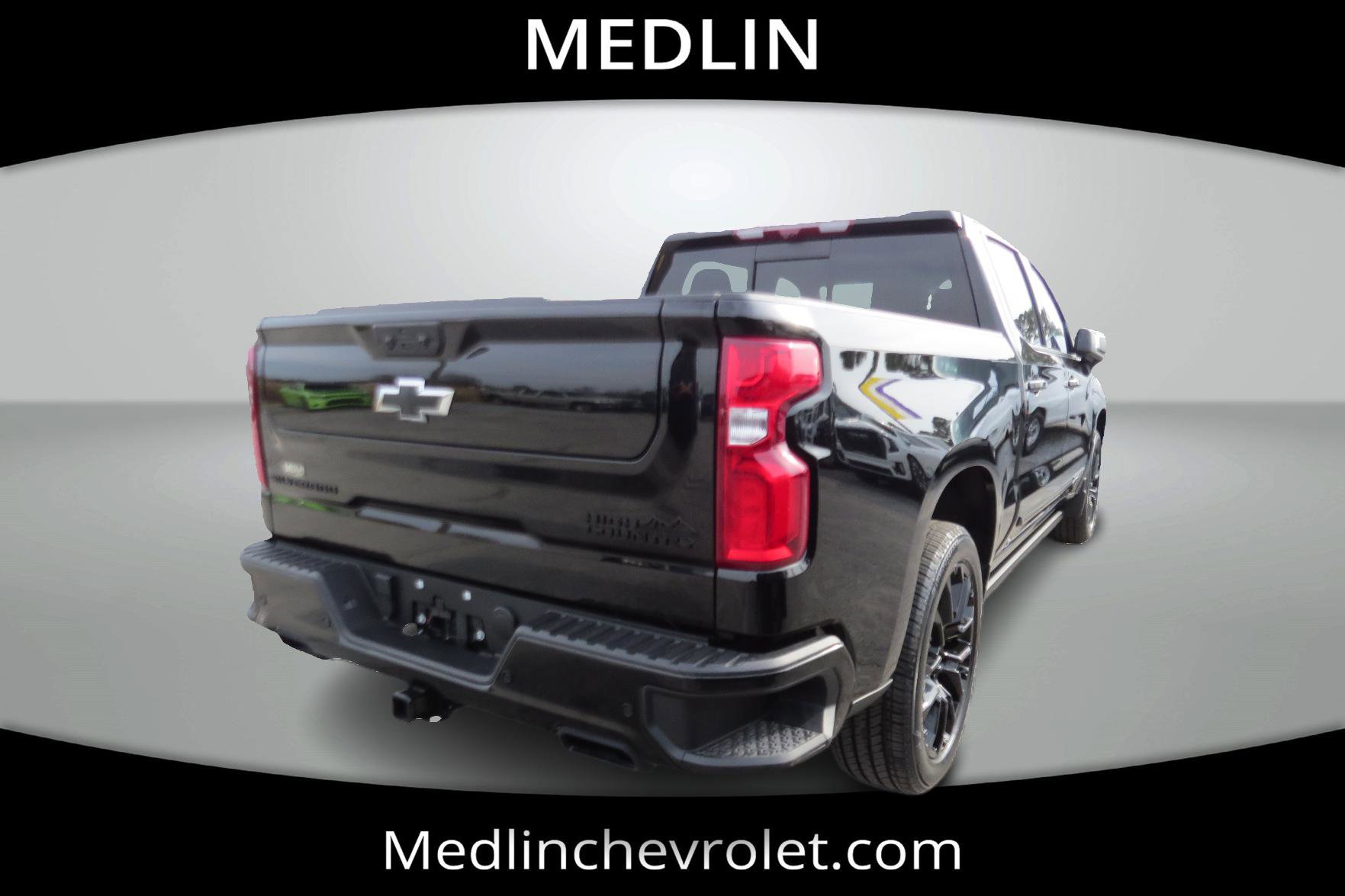 Used 2025 Chevrolet Silverado 1500 High Country w/ Midnight Edition AWD/4WD image 8