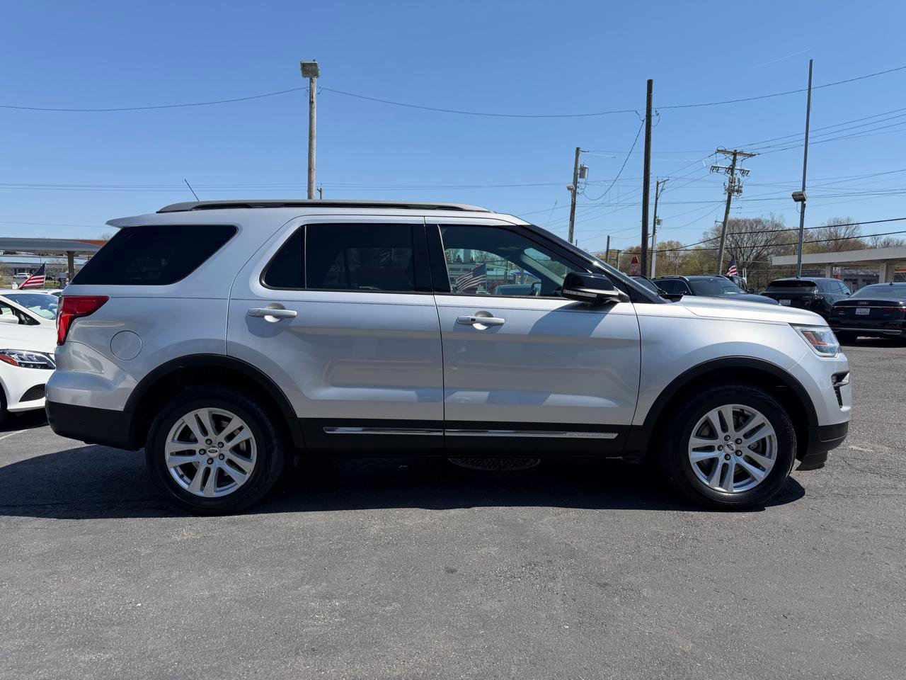 Used 2018 Ford Explorer XLT w/ Equipment Group 202A image 4