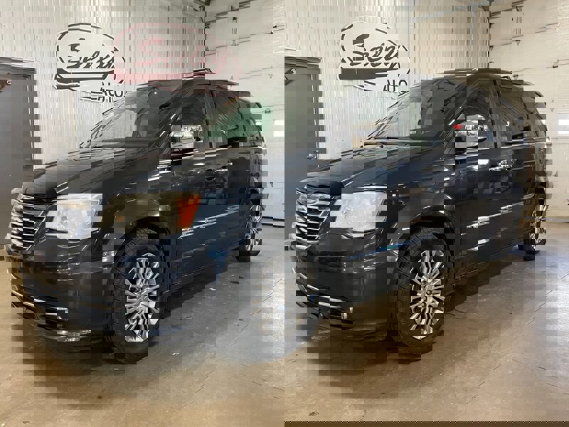 Used 2014 Chrysler Town & Country Touring-L w/ Driver Convenience Group image 1