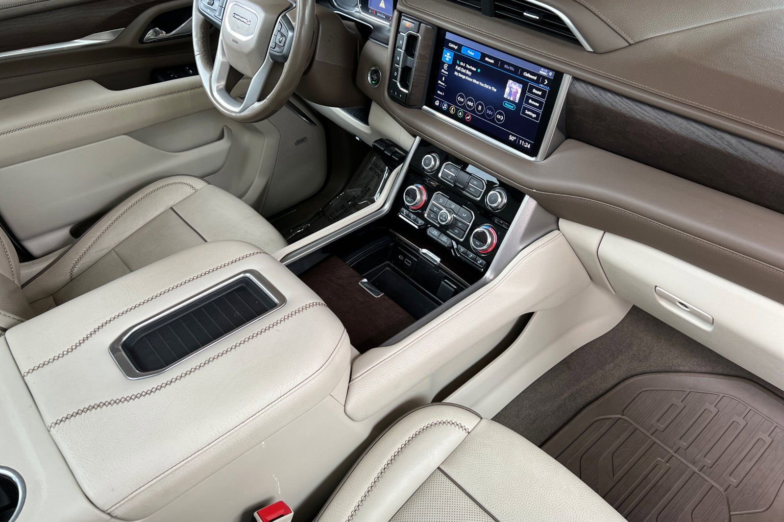 Used 2021 GMC Yukon Denali w/ Denali Premium Package image 17