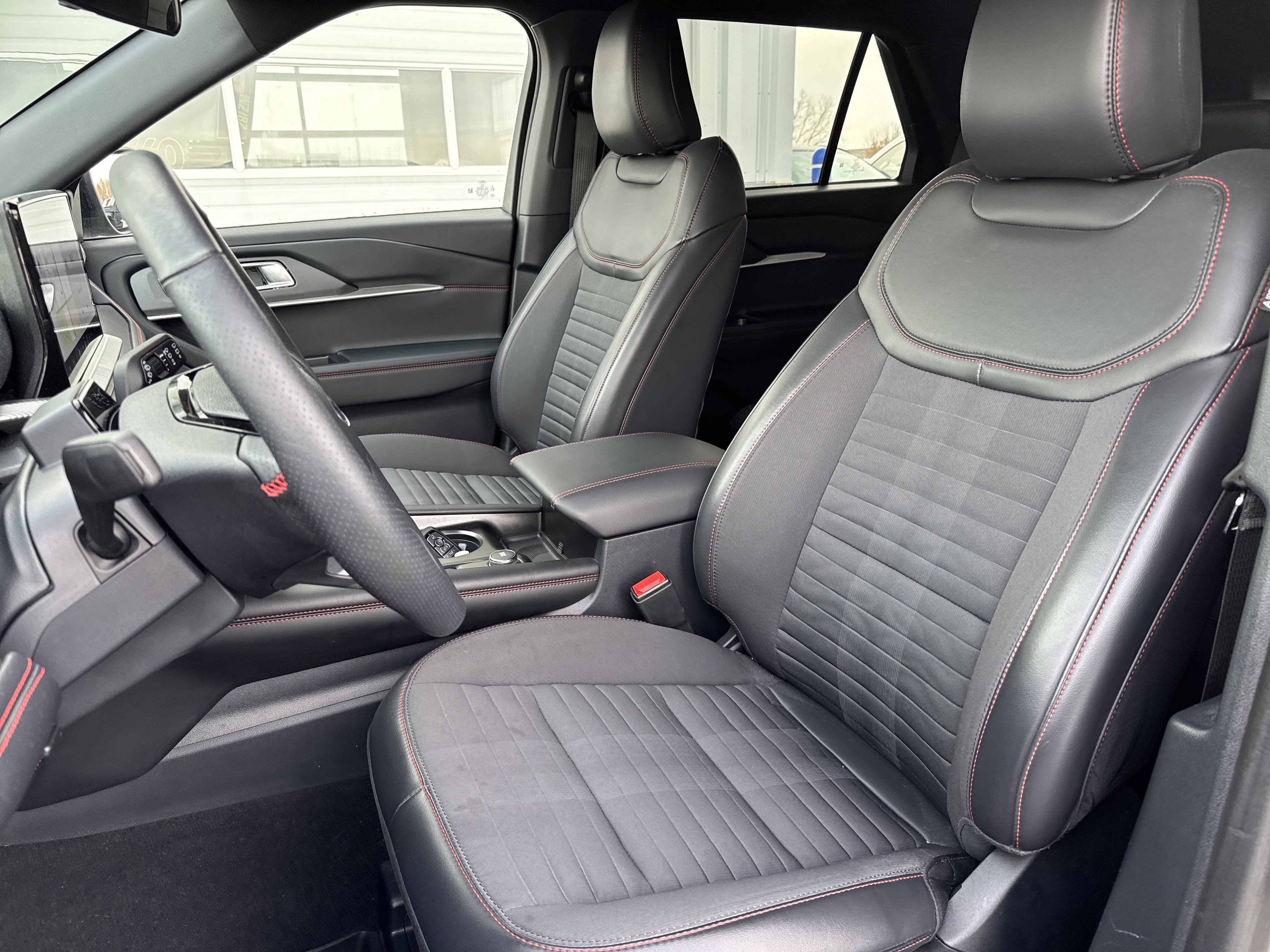 Used 2025 Ford Explorer ST-Line w/ ST-Line Street Pack image 21