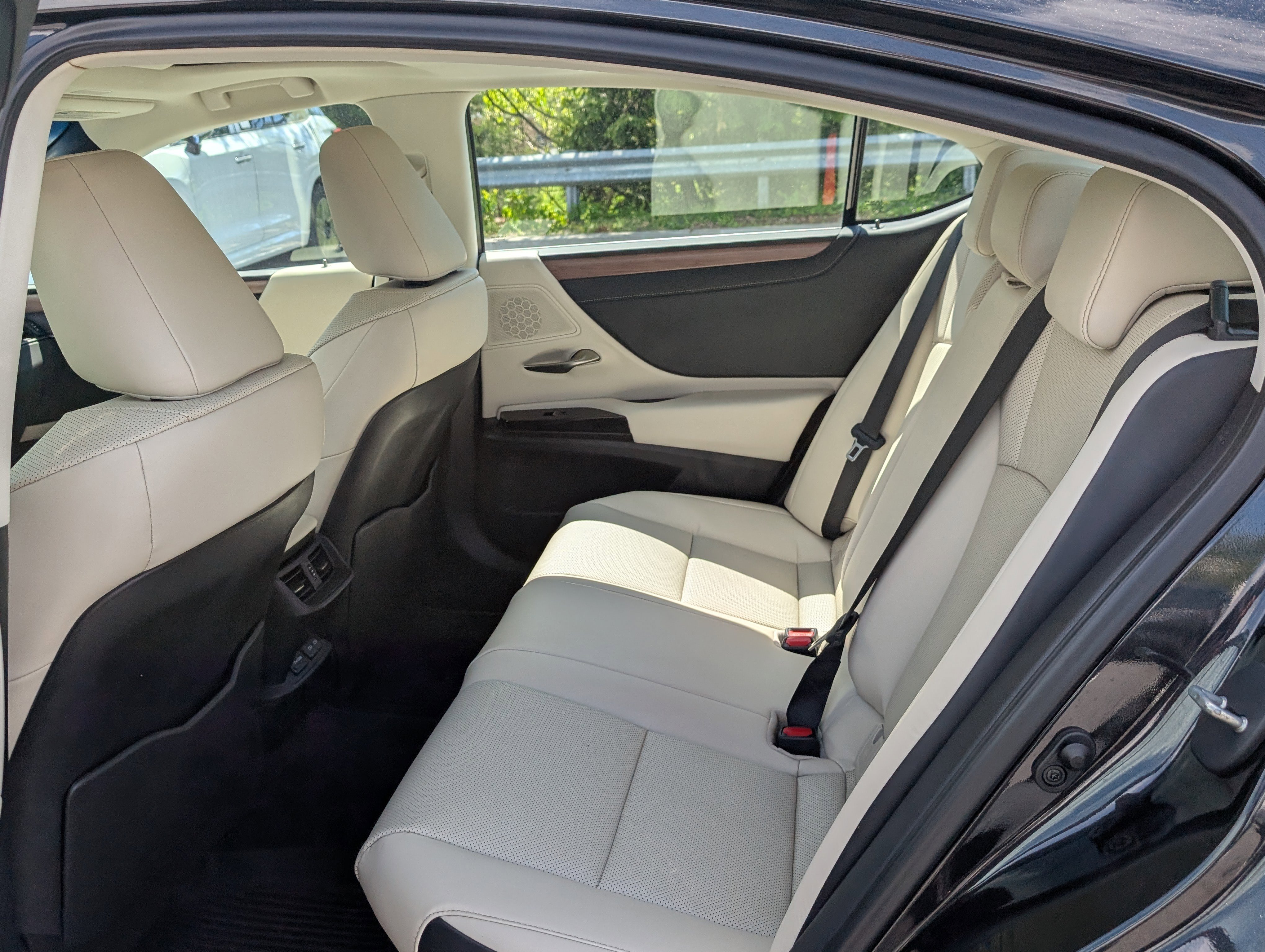 Used 2025 Lexus ES 300h w/ Premium Package image 12