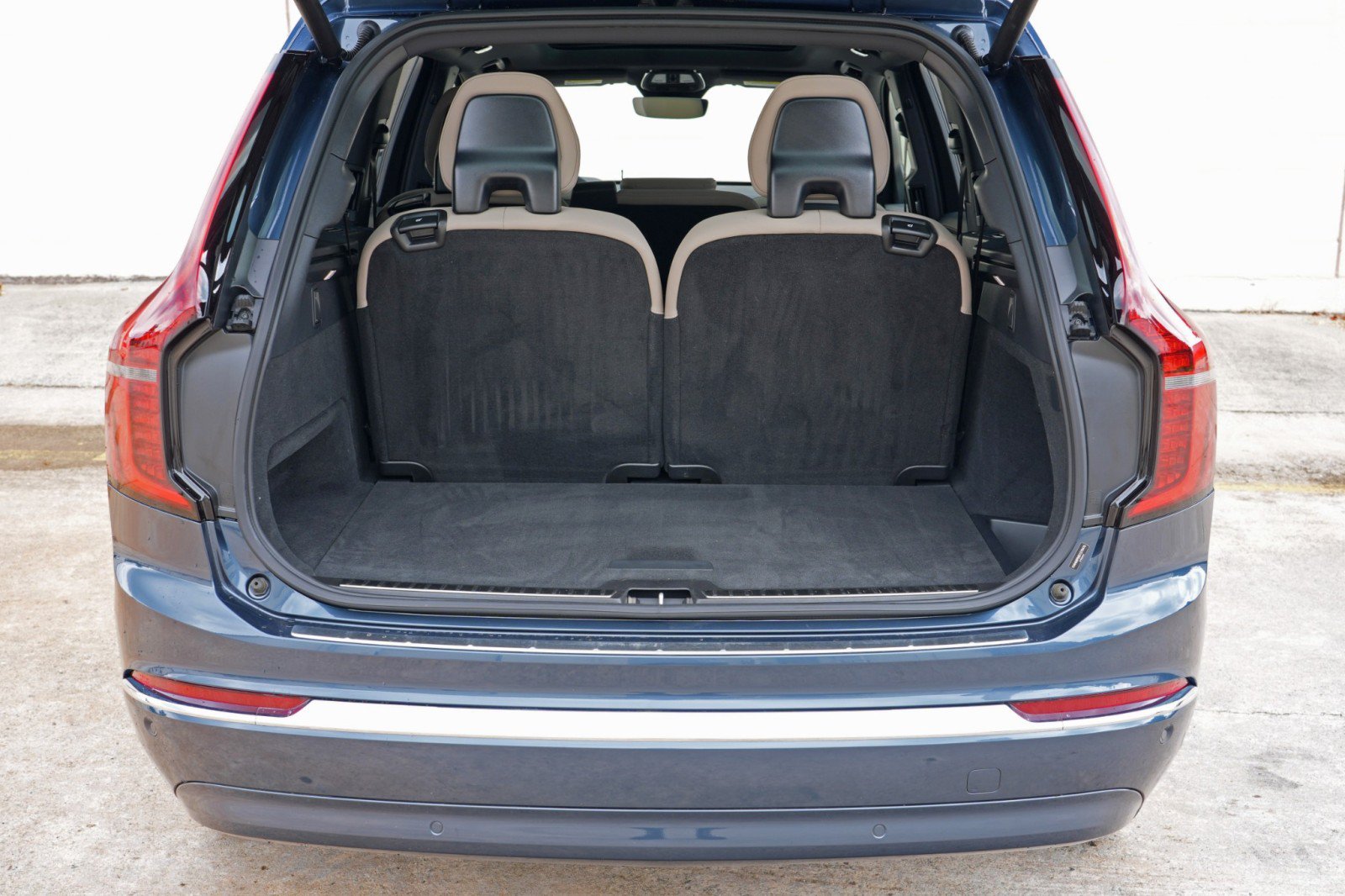 Used 2025 Volvo XC90 T8 Plus w/ Protection Package Premier AWD/4WD image 10