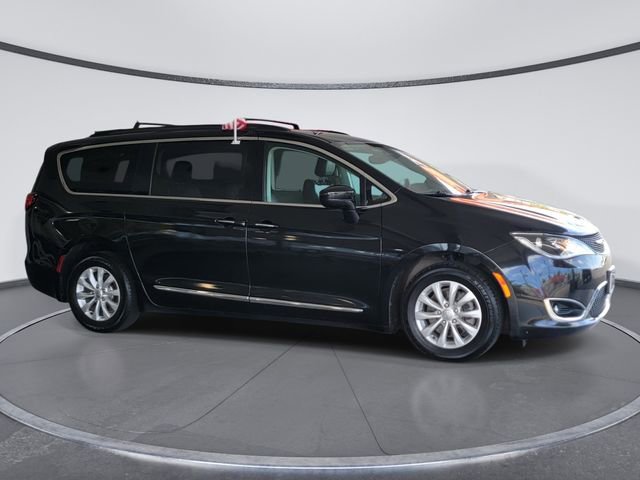 Used 2017 Chrysler Pacifica Touring-L image 2