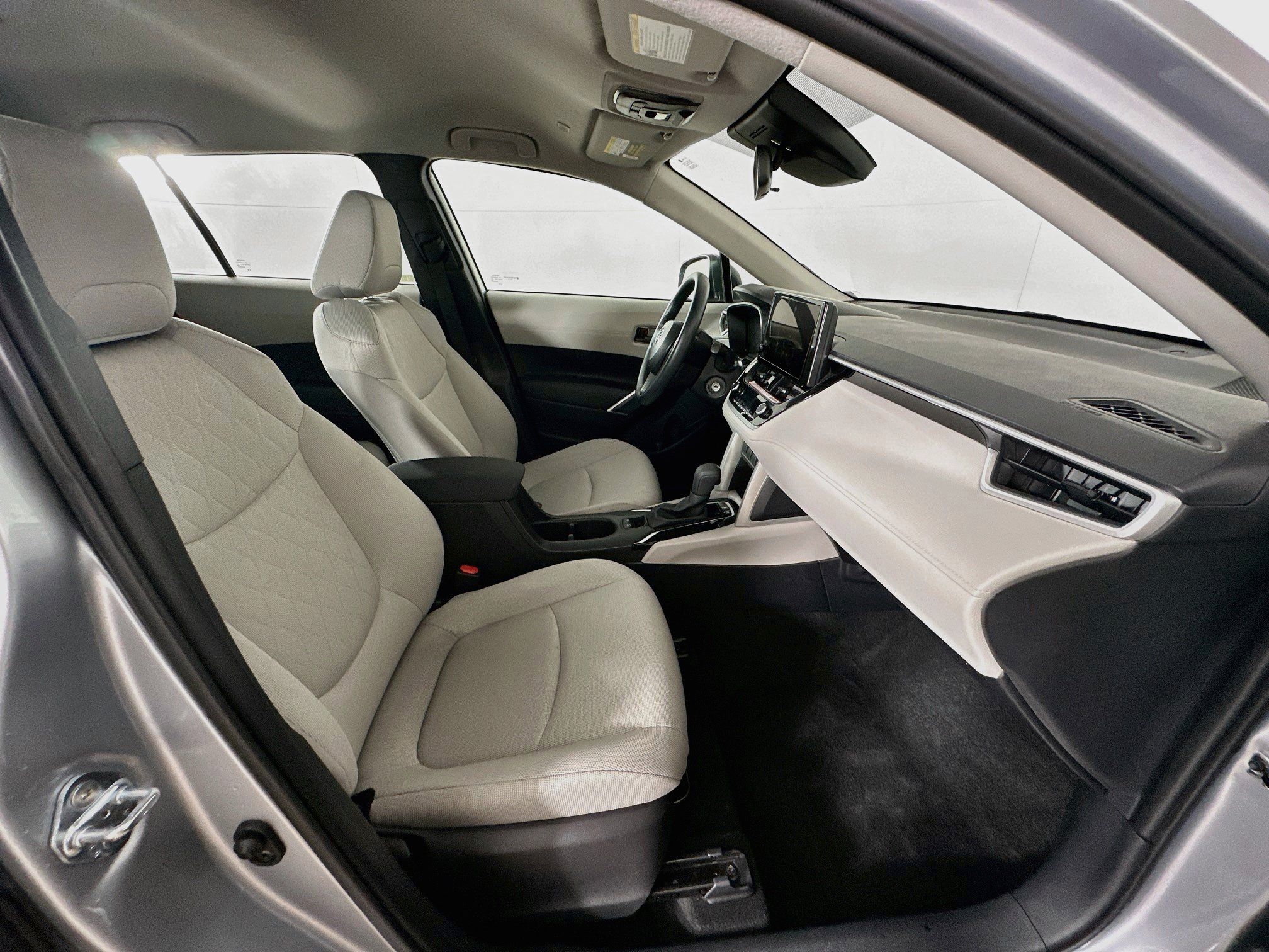 Used 2025 Toyota Corolla Cross L FWD image 30