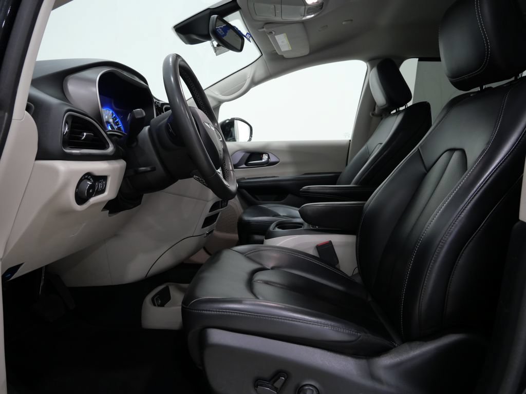 Used 2024 Chrysler Pacifica Touring-L FWD image 12