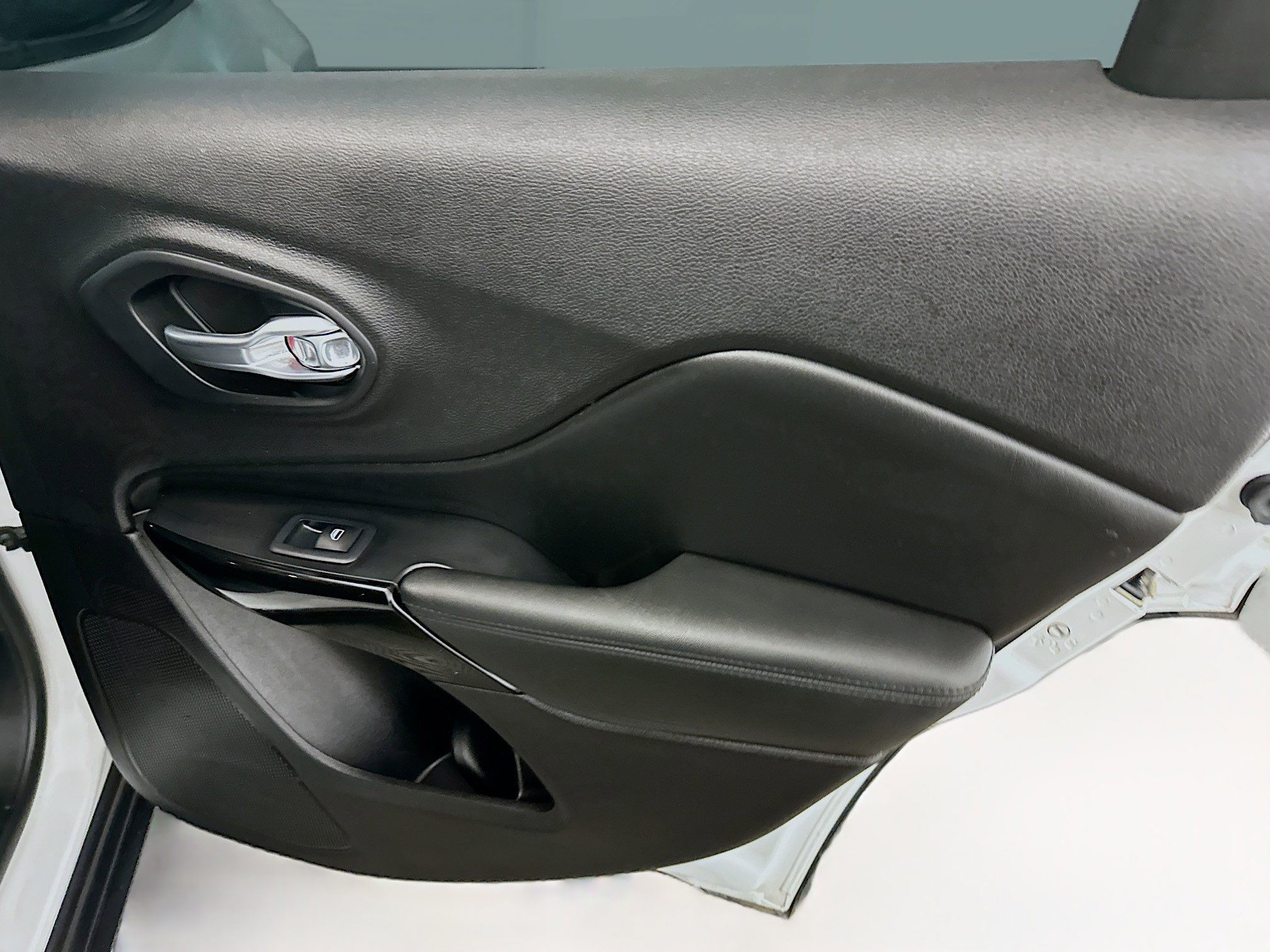 Used 2021 Jeep Cherokee Latitude Plus image 30