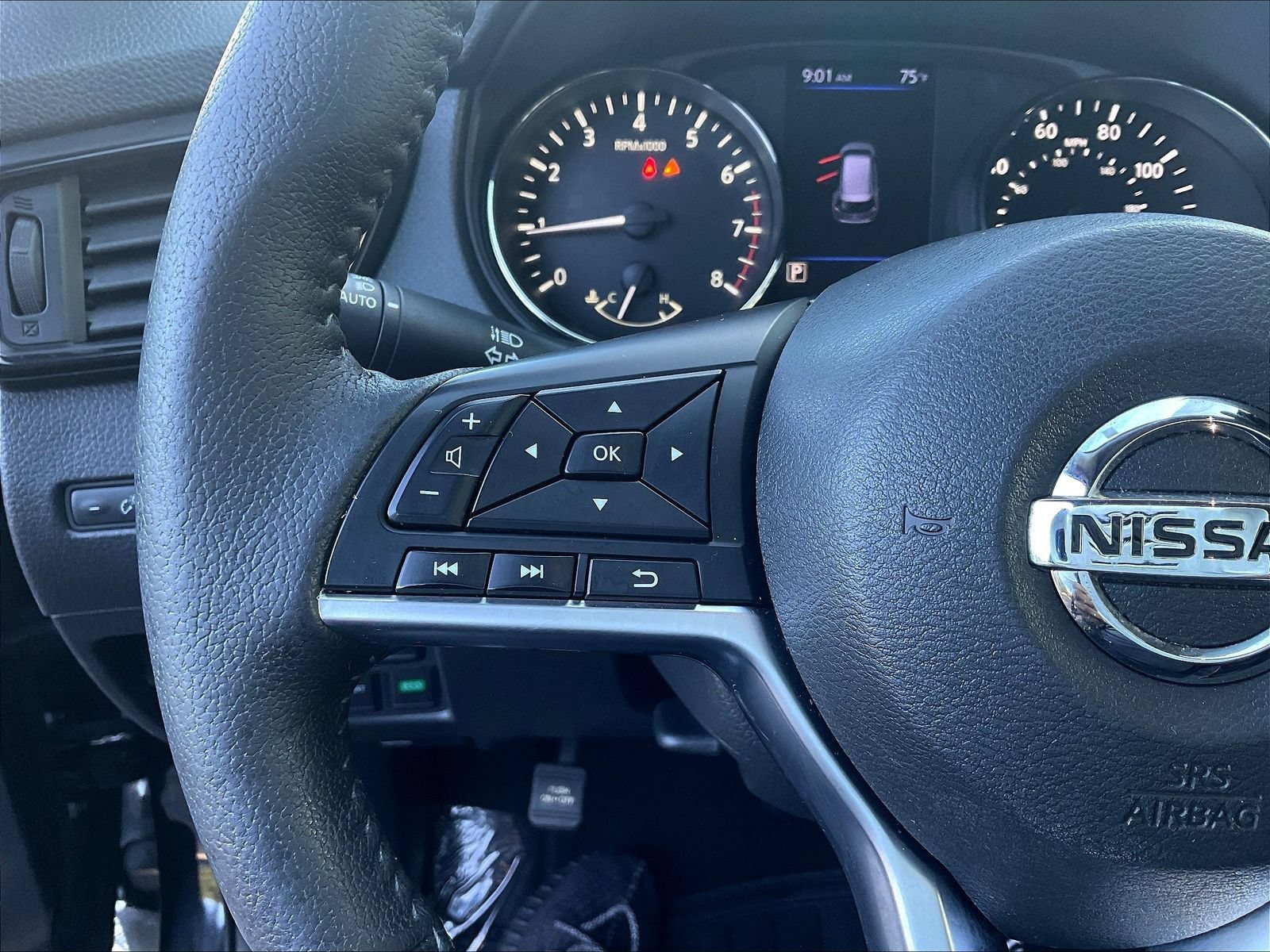 Used 2020 Nissan Rogue SV FWD image 12