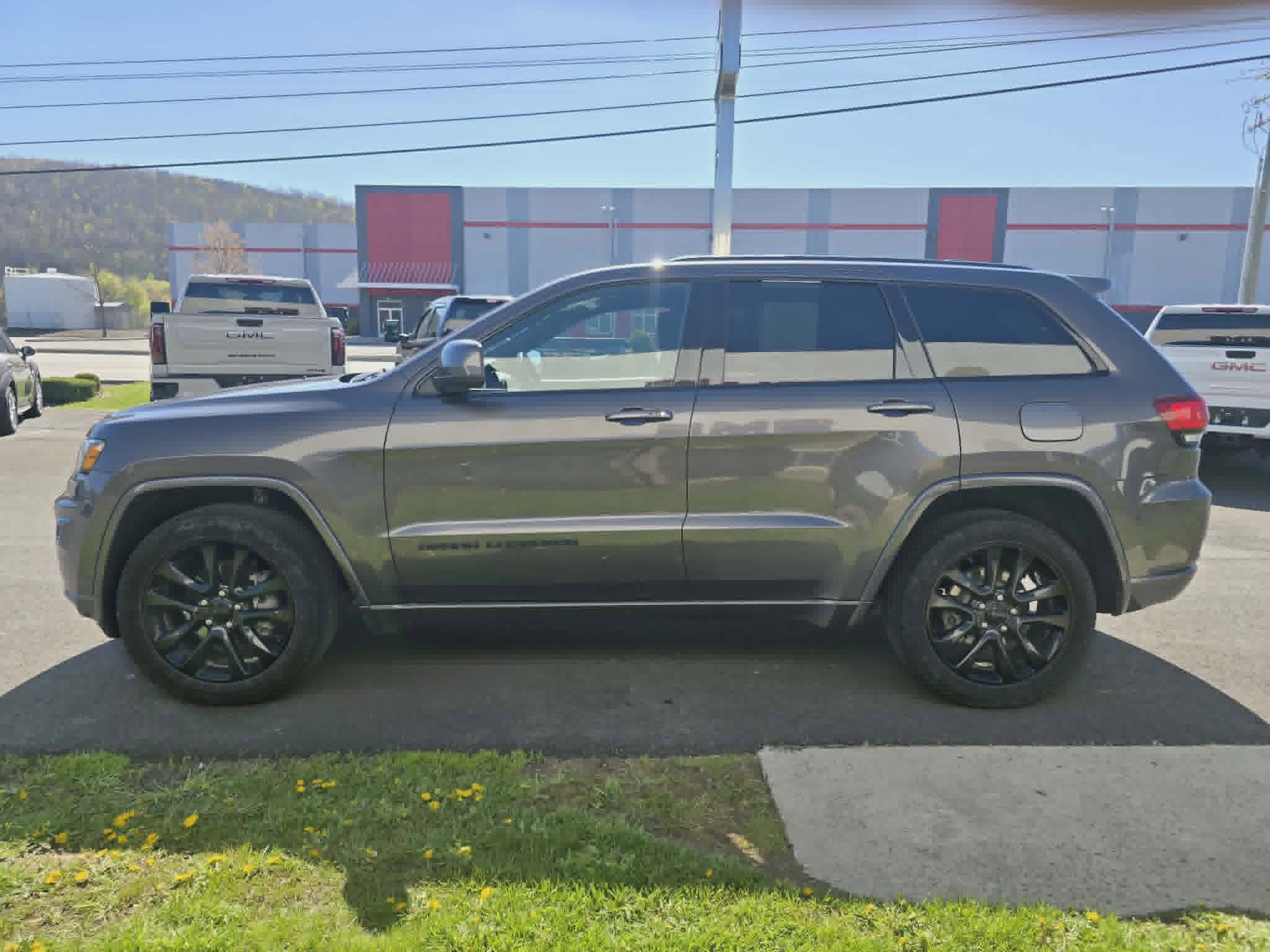 Used 2020 Jeep Grand Cherokee Altitude AWD/4WD image 7