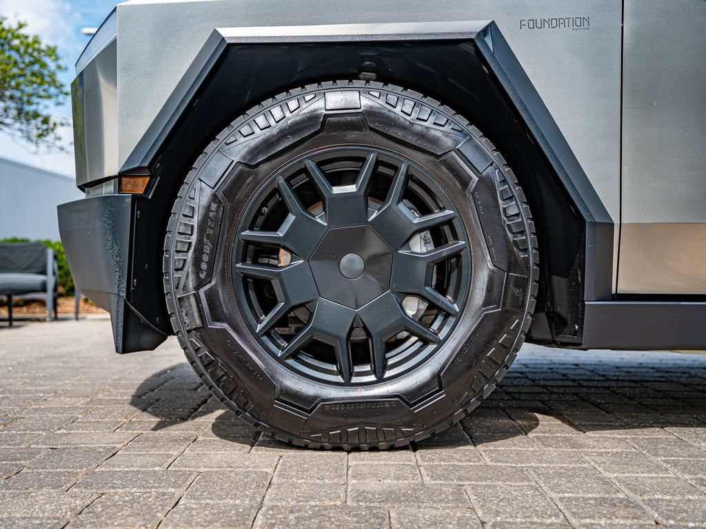 Used 2024 Tesla Cybertruck AWD Crew Cab image 9