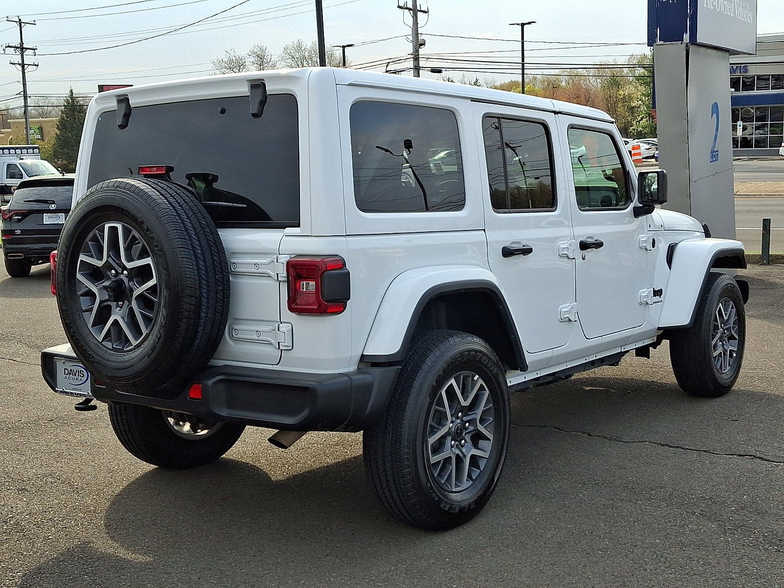 Used 2025 Jeep Wrangler Unlimited Sahara AWD/4WD image 4
