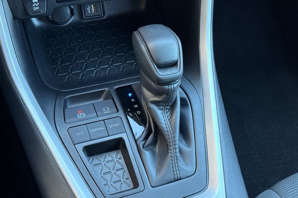 Used 2025 Toyota RAV4 LE image 32