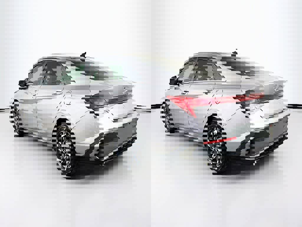 Used 2025 Hyundai Elantra SEL image 4