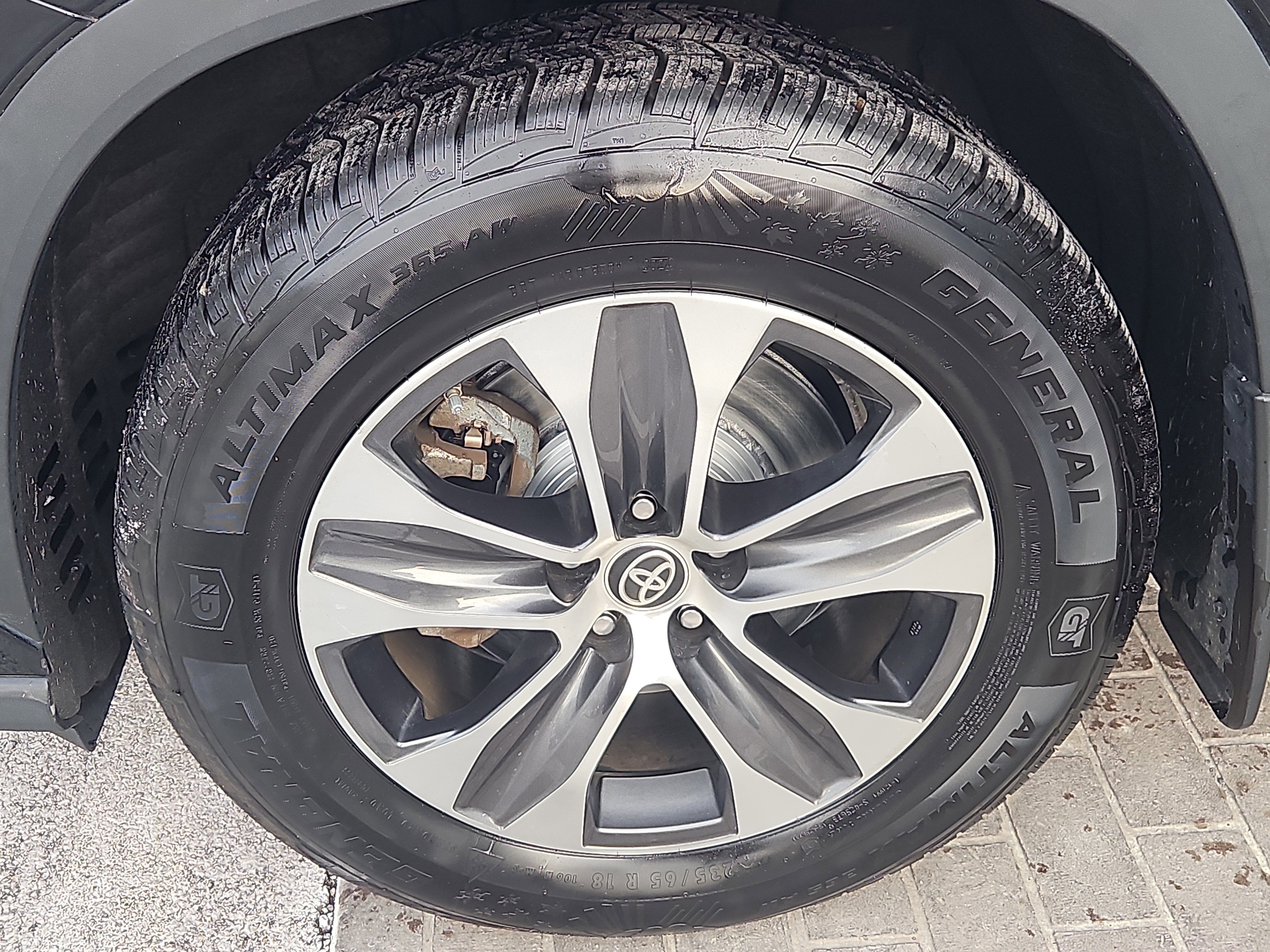 Used 2020 Toyota Highlander XLE image 4