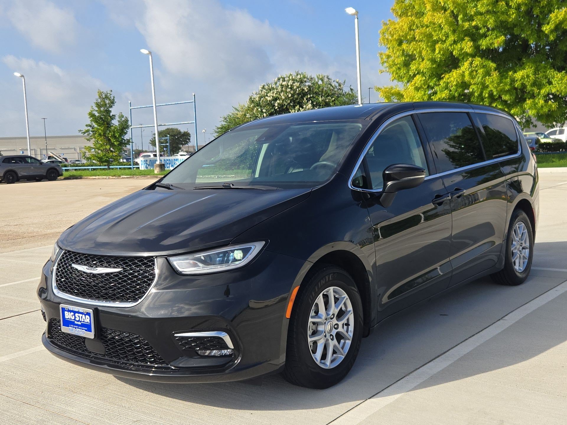 Used 2023 Chrysler Pacifica Touring-L FWD image 9