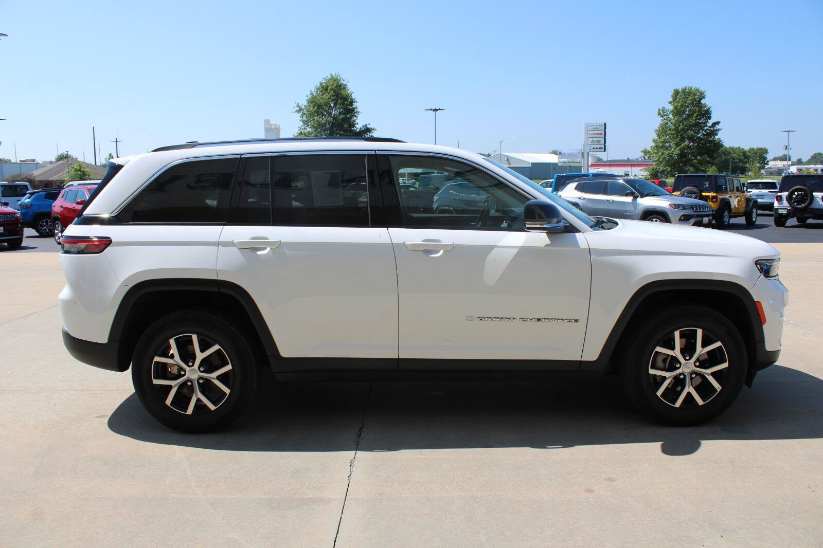 Used 2023 Jeep Grand Cherokee Limited AWD/4WD image 6