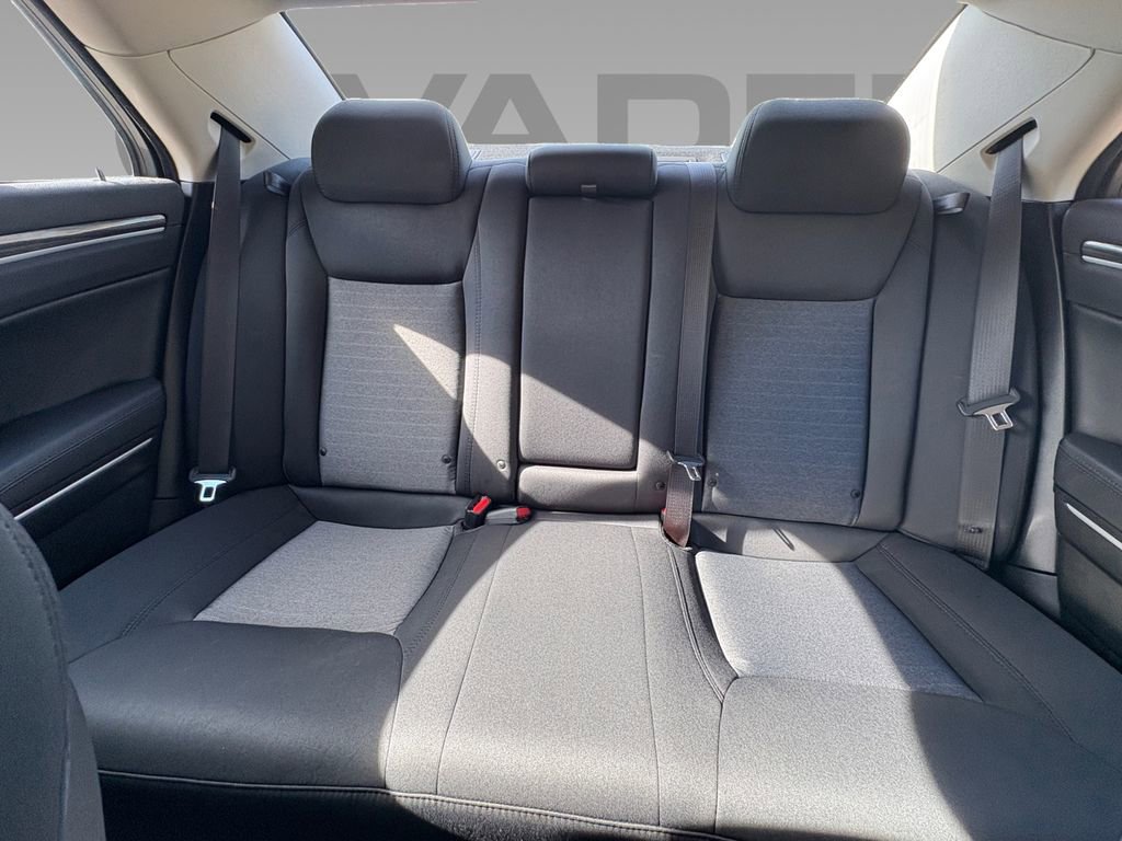 Used 2019 Chrysler 300 Touring w/ Chrome Appearance Package image 5
