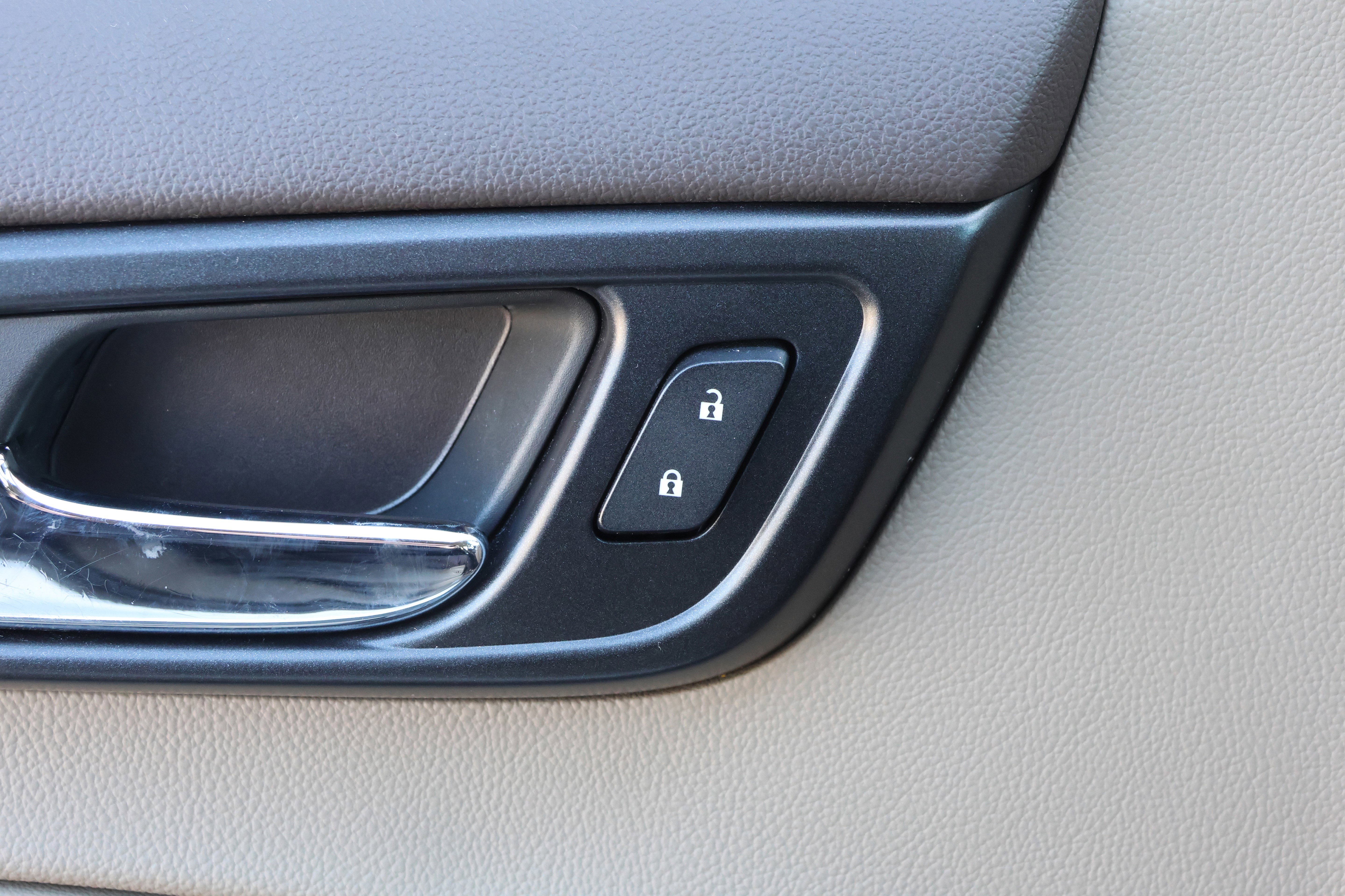 Used 2018 GMC Yukon SLT w/ Open Road Package image 13