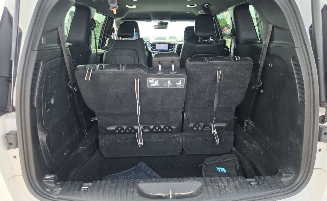 Used 2021 Chrysler Pacifica Touring-L w/ Uconnect Theater Family Group FWD image 11