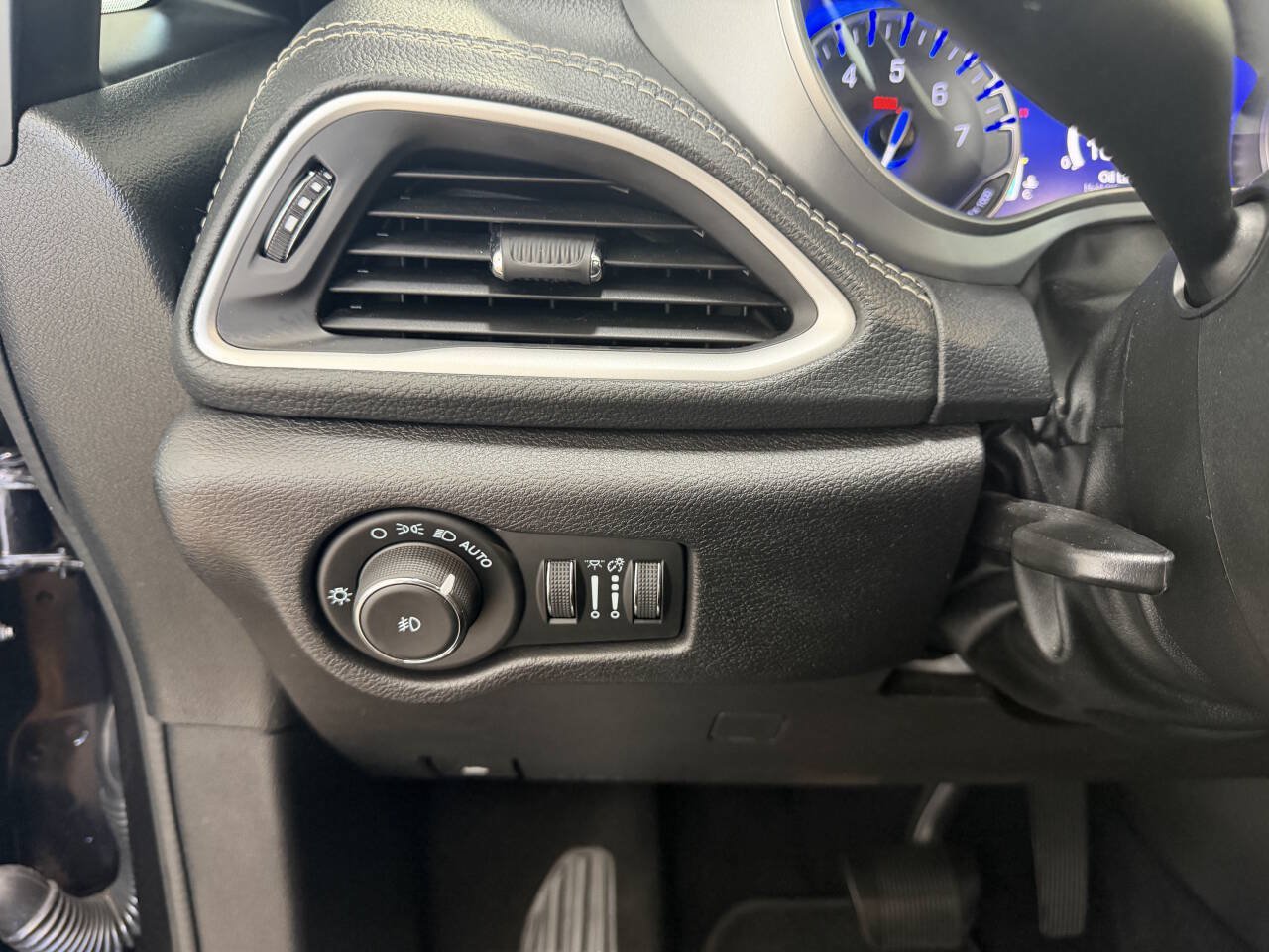 Used 2022 Chrysler Pacifica Touring FWD image 18