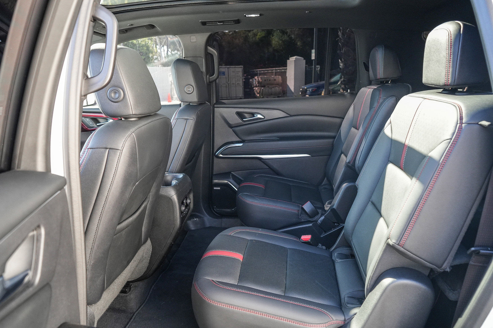 Used 2024 Chevrolet Traverse RS FWD image 19