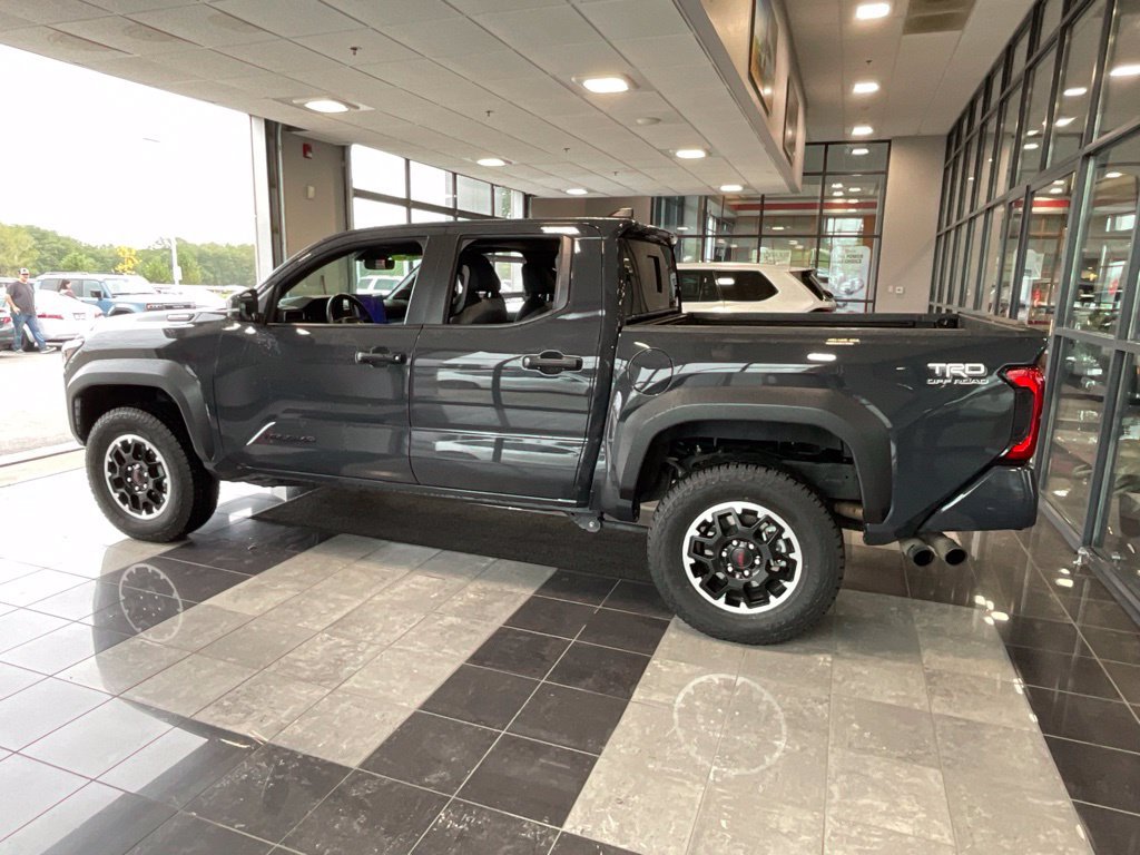Certified 2025 Toyota Tacoma TRD Off-Road w/ TRD Off Road Upgrade Package AWD/4WD image 4
