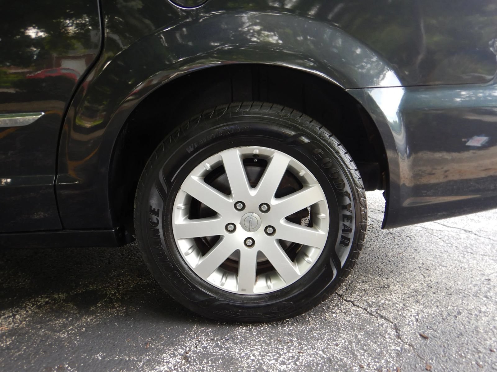 Used 2014 Chrysler Town & Country Touring FWD image 27