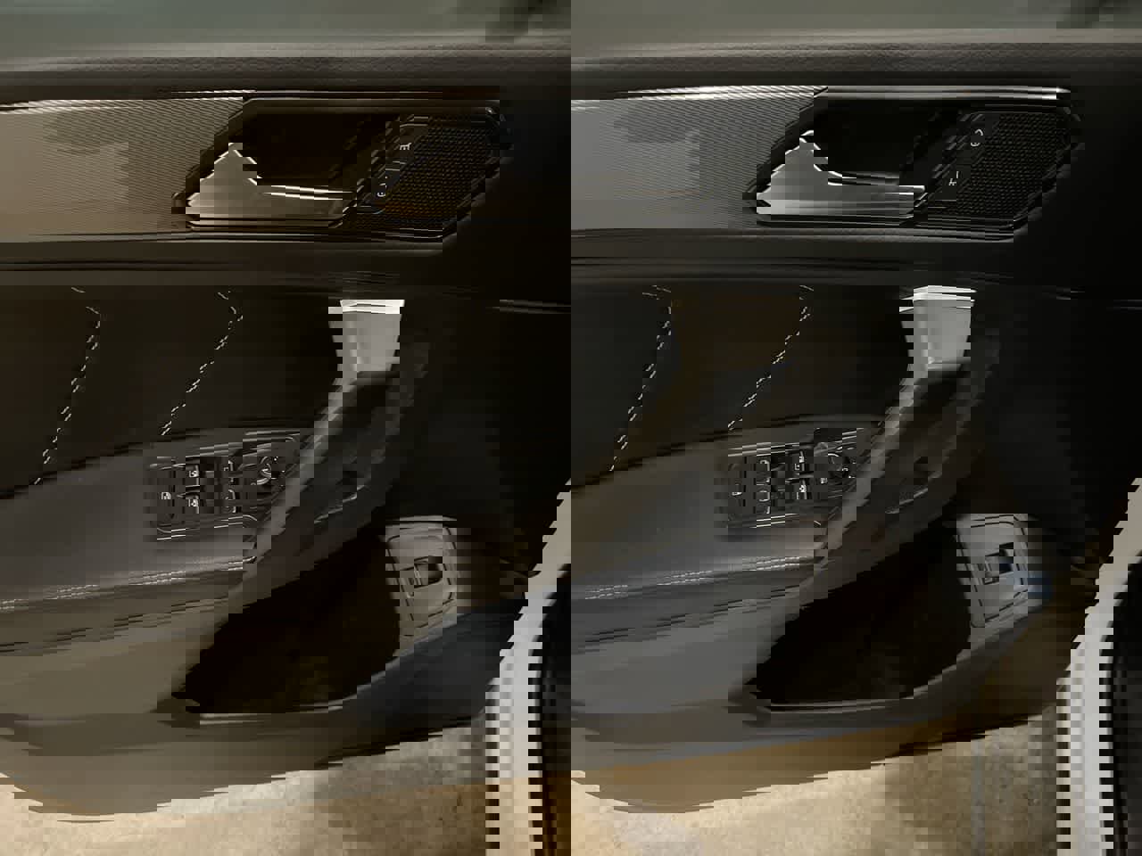 Used 2024 Volkswagen Tiguan SE image 13