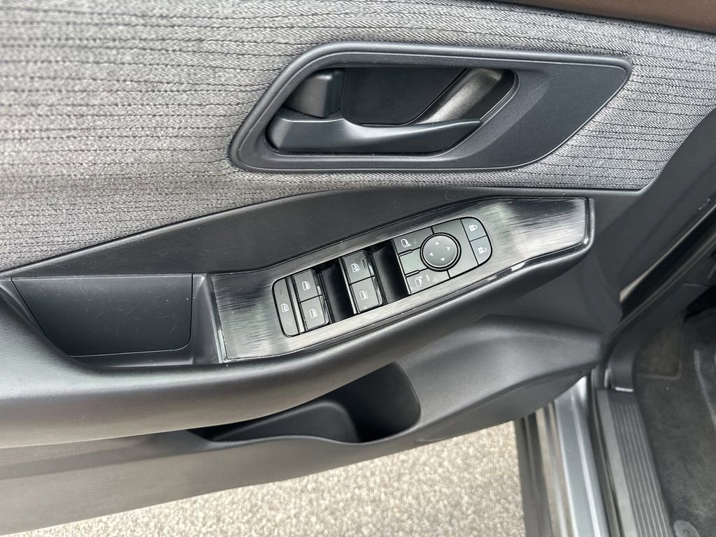 Used 2023 Nissan Rogue S FWD image 11