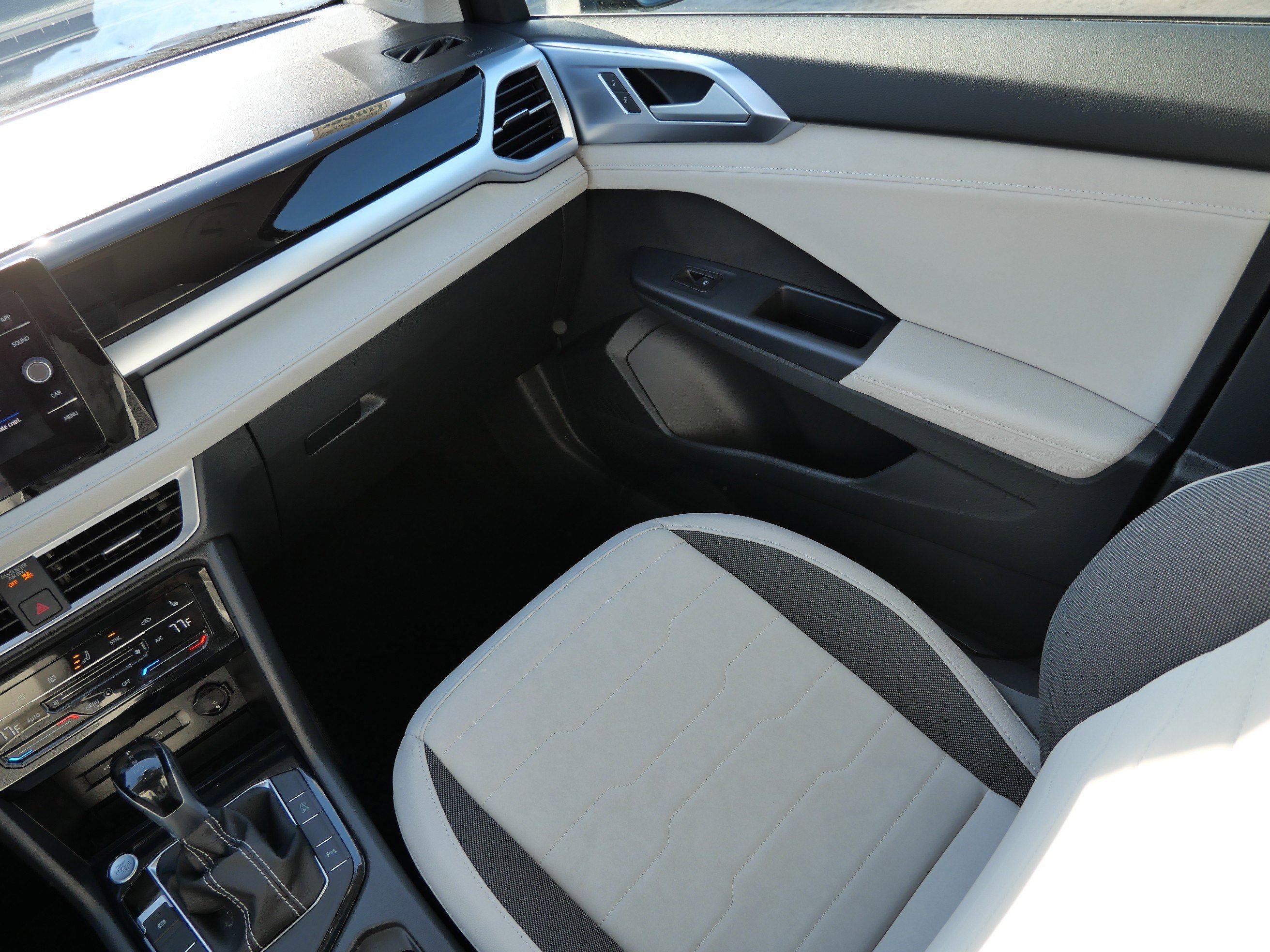 Certified 2025 Volkswagen Taos SE image 11