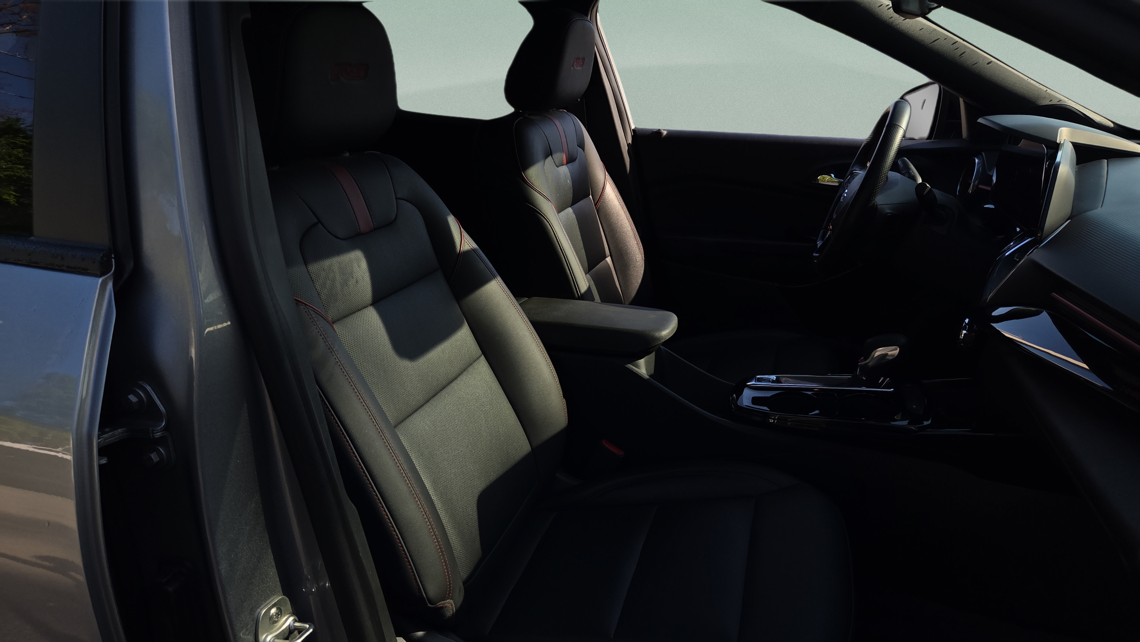 Used 2025 Chevrolet Trax RS FWD image 15