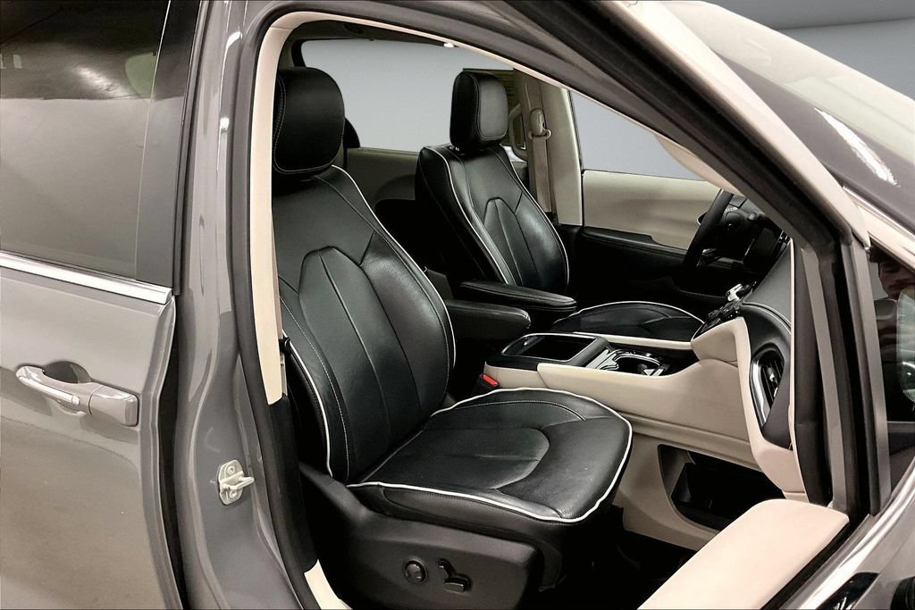 Used 2023 Chrysler Pacifica Limited FWD image 30