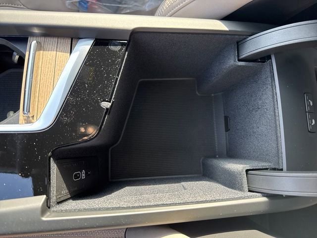 Used 2026 Volvo XC60 B5 Plus w/ Protection Package Premier image 33