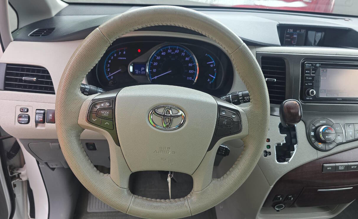 Used 2014 Toyota Sienna XLE image 19