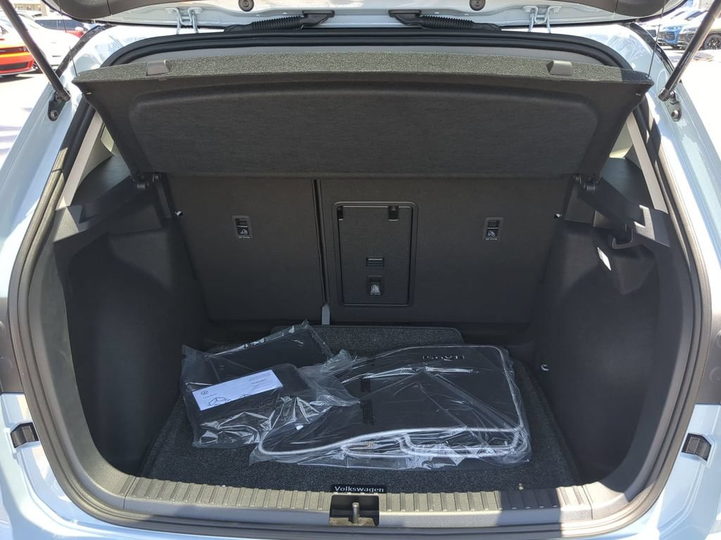 New 2026 Volkswagen Taos SE FWD image 9