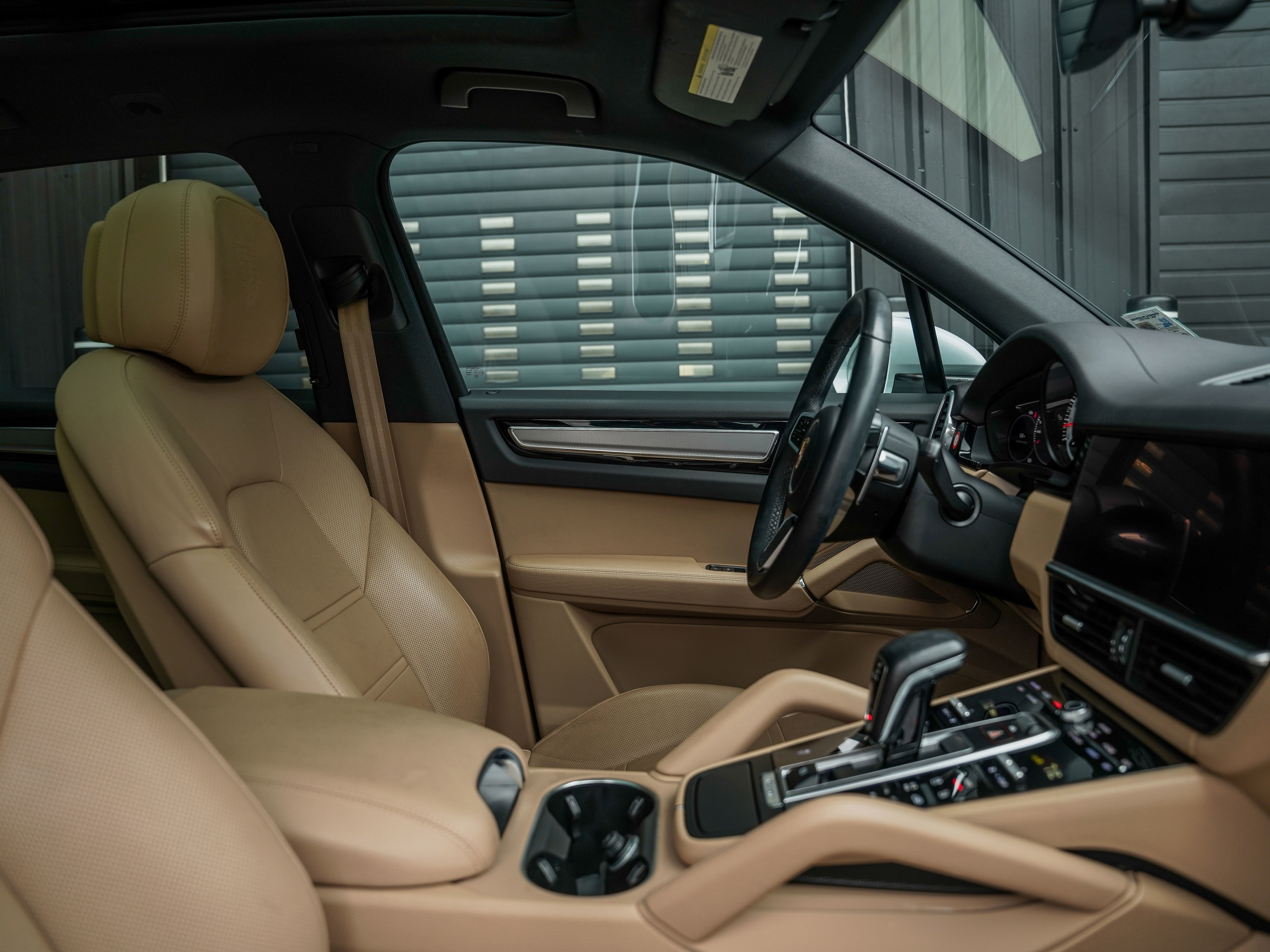 Certified 2022 Porsche Cayenne Platinum Edition image 34