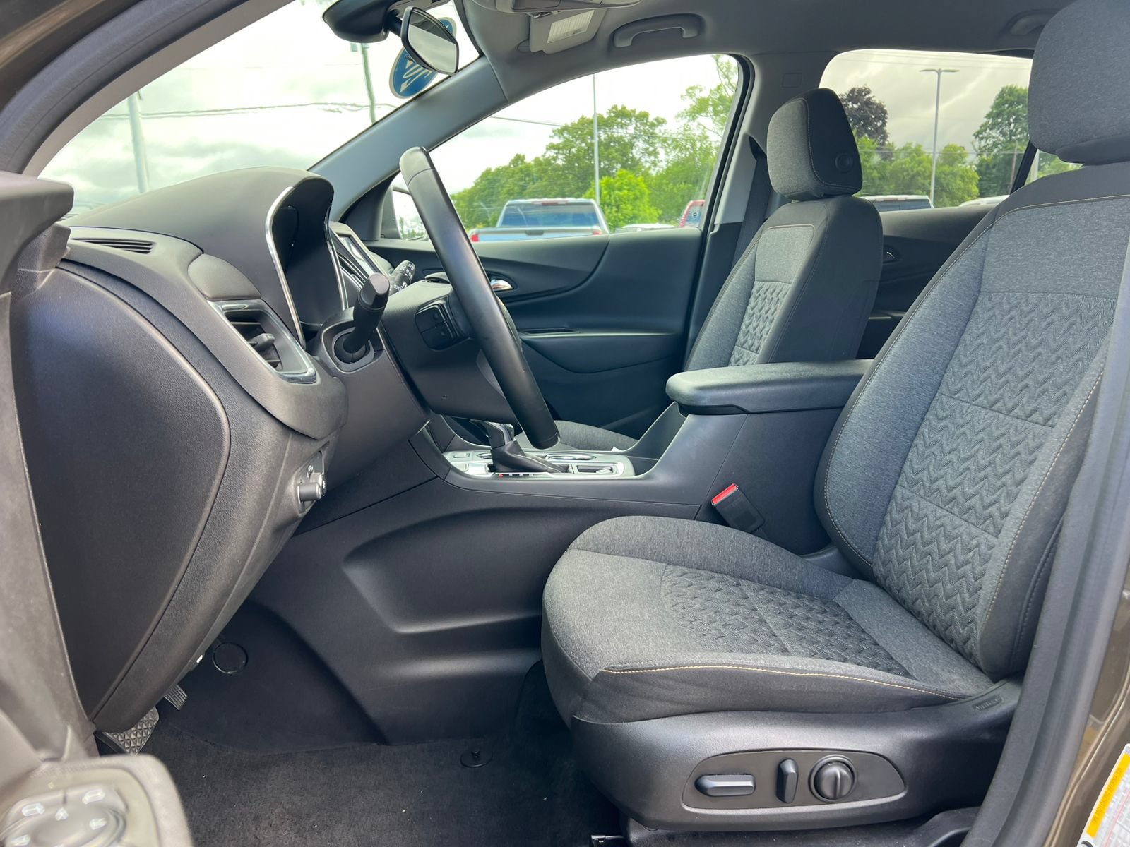 Used 2024 Chevrolet Equinox LT AWD/4WD image 3