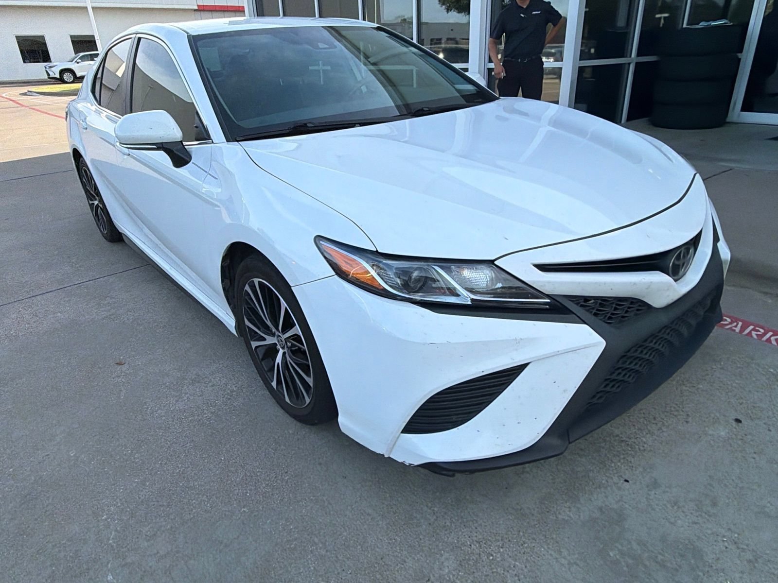 Used 2020 Toyota Camry SE w/ Convenience Package FWD image 4