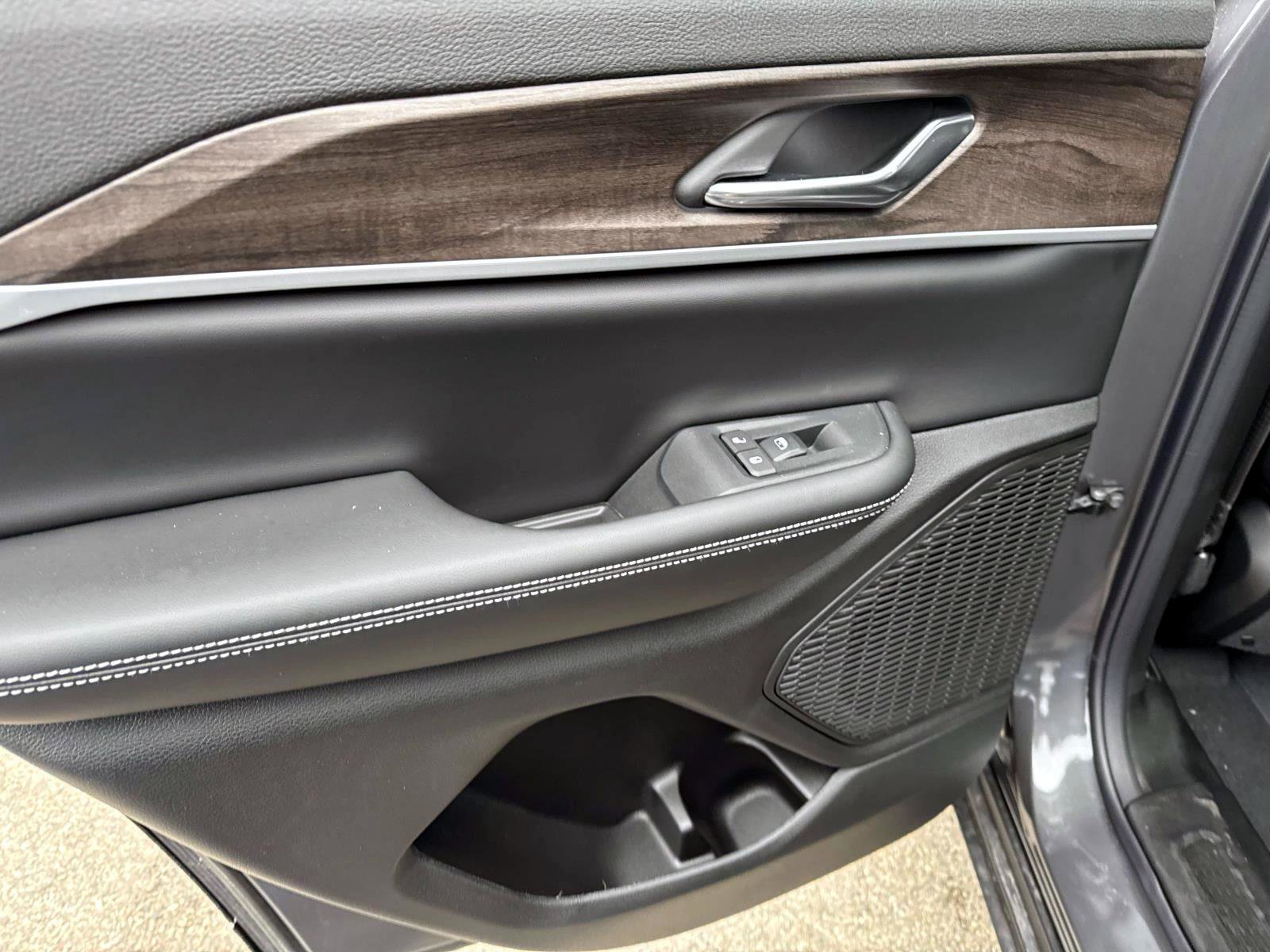 New 2026 Jeep Grand Cherokee Altitude image 7