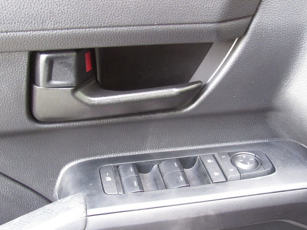 Certified 2025 Toyota Tacoma SR5 AWD/4WD image 35