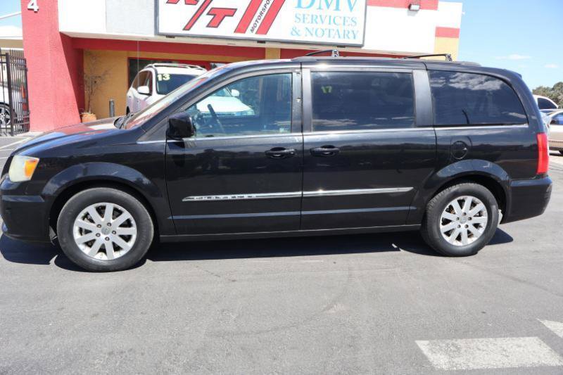 Used 2014 Chrysler Town & Country Touring FWD image 4