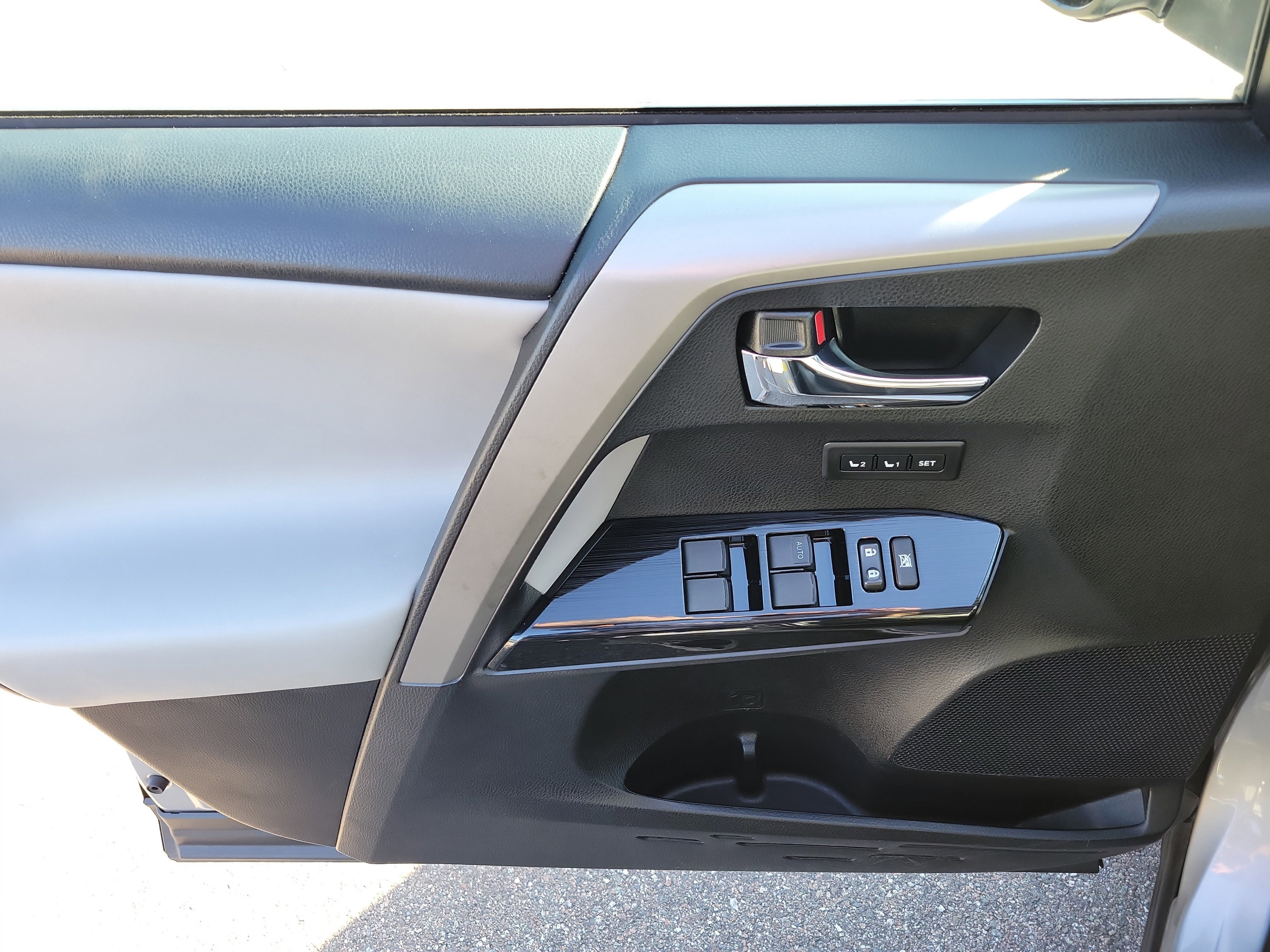 Used 2016 Toyota RAV4 Limited image 20