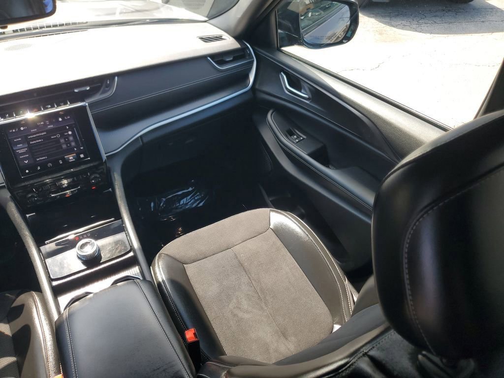 Used 2024 Jeep Grand Cherokee L Laredo image 18