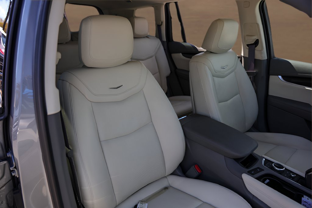 Certified 2025 Cadillac XT6 Premium Luxury FWD image 32