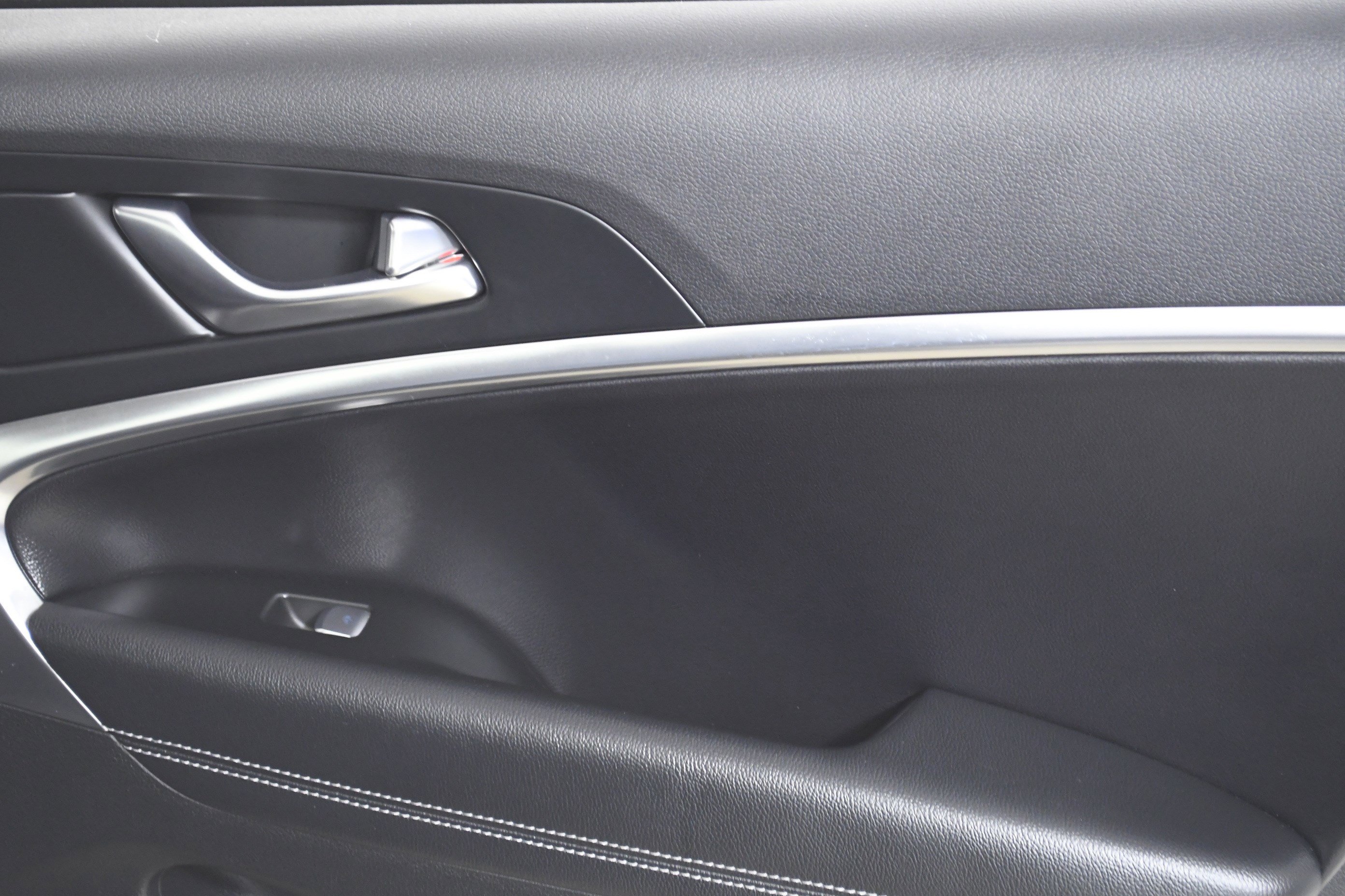 Used 2025 Genesis G70 2.5T image 25